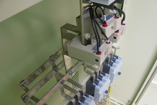 八步配电柜-应急照明配电柜使用对工作人员的具